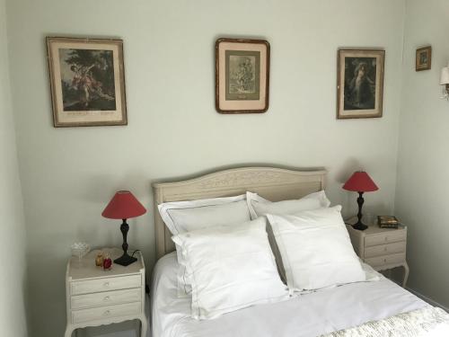 メール・レ・バンにあるLA RIEUSE PROUT-PROUTのベッドルーム1室(ベッド1台付)、2泊分のスタンド(ランプ付)