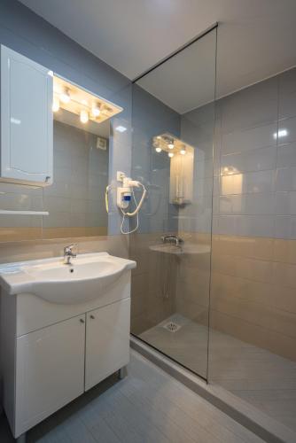 Pansion Rose tesisinde bir banyo