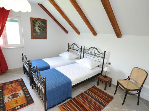 Ένα ή περισσότερα κρεβάτια σε δωμάτιο στο Villa in Tijarica with Private Pool