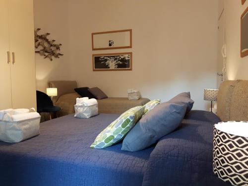 una camera da letto con un letto blu e cuscini sopra di Kukkiti a Ragusa