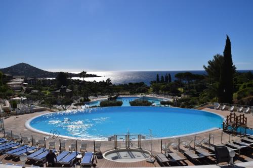 サン・ラファエルにあるVilla le Hameau - Cap Esterel (Agay)の大きなスイミングプール(ラウンジチェア付)