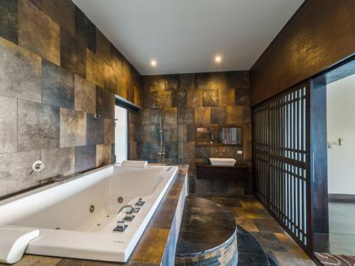 Ванна кімната в 4 Bedroom Seaview 1 Chaweng Noi SDV161-By Samui Dream Villas