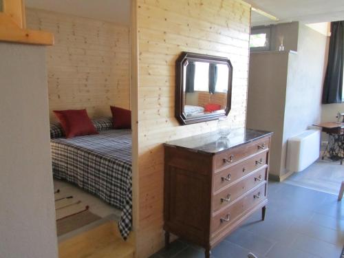 1 dormitorio con 1 cama y vestidor con espejo en Vignalunga, en Mondovì