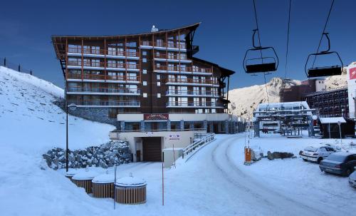 a hotel in the snow with a ski lift at Chalet des Neiges : La Cime Des Arcs in Arc 2000