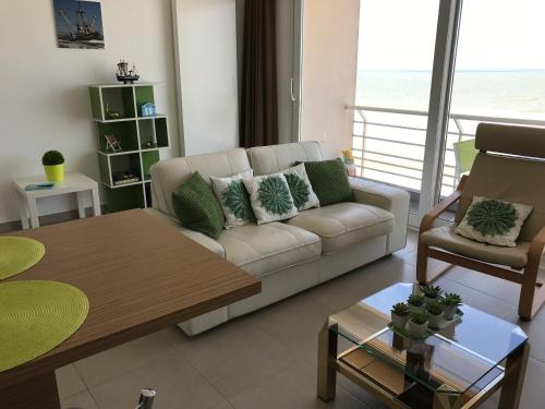salon z kanapą i stolikiem kawowym w obiekcie Apartment S7 w Ostendzie