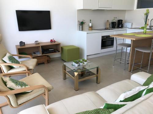 un soggiorno con un divano e un tavolo di Apartment S7 a Ostenda