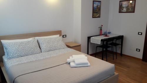 1 dormitorio con 1 cama con 2 toallas en Vila Family, en Cricova