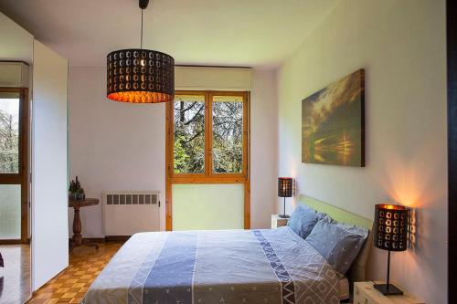 サン・ラッザロ・ディ・サーヴェナにあるResidenze Bellaria Park "Riverside"のベッドルーム1室(ベッド1台、シャンデリア付)