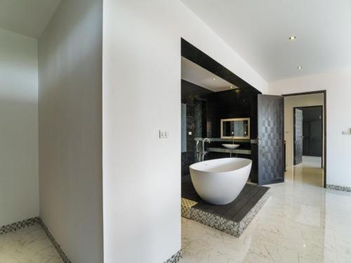 A bathroom at 3 Bedroom Seaview 2 Chaweng Noi SDV162-By Samui Dream Villas