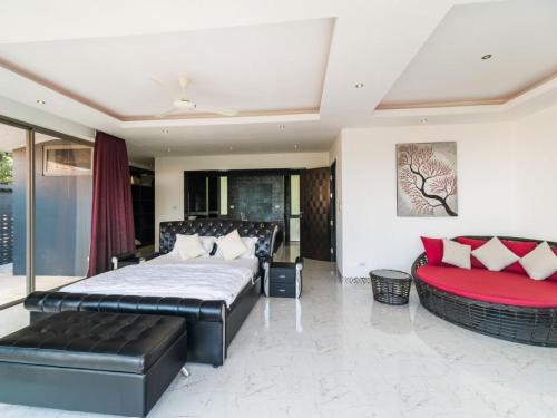 um quarto com uma cama e um sofá em 3 Bedroom Seaview 2 Chaweng Noi SDV162-By Samui Dream Villas em Chaweng