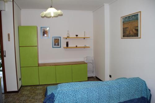 ボルディゲーラにあるbigarella 16のベッドルーム1室(ベッド1台付)、緑のキャビネットが備わります。