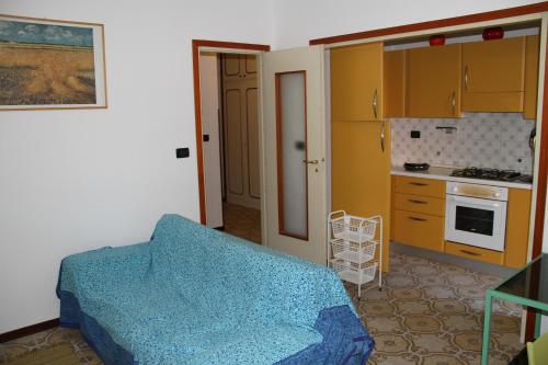 ボルディゲーラにあるbigarella 16のリビングルーム(青いソファ付)、キッチン