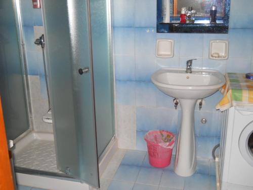Un pequeño baño con lavabo y ducha. en Villa Conte in Salento, en Francavilla Fontana