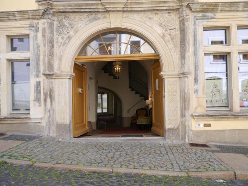 un accès à un bâtiment avec une arche dans l'établissement Hotel Paul Otto, à Görlitz