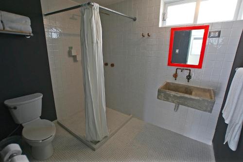 uma casa de banho com um chuveiro, um lavatório e um WC. em Mas Basico Hotel em Veracruz