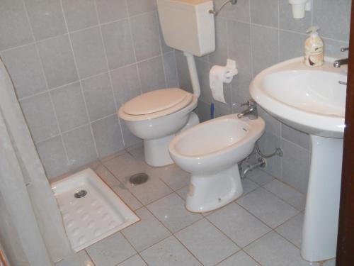 un baño con inodoro y lavabo en Casa Zappa D'argento in Salento, en Francavilla Fontana