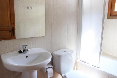 Koupelna v ubytování Alojamiento Rural l'Hortal