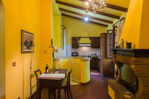 comedor con mesa y chimenea en Villa Anna Monolocale con ingresso indipendente en Osimo