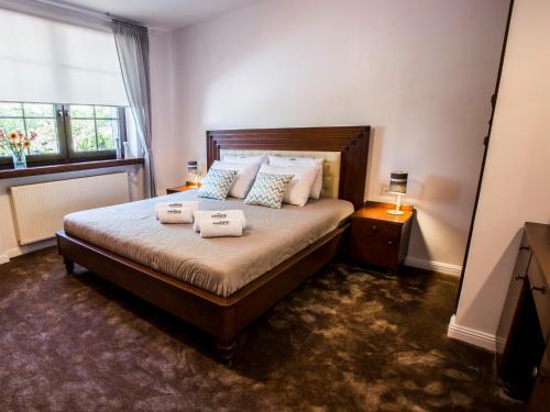 Un dormitorio con una cama con dos toallas encima. en Ambre Apartments, en Łeba