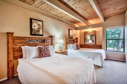 1 dormitorio con 2 camas y ventana grande en Lake Tahoe's Premier Beach, Mountain & Ski Getaway, en South Lake Tahoe
