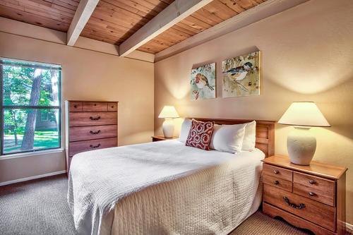 South Lake Tahoe Resort - Steps to Beach & Close to Heavenlyにあるベッド