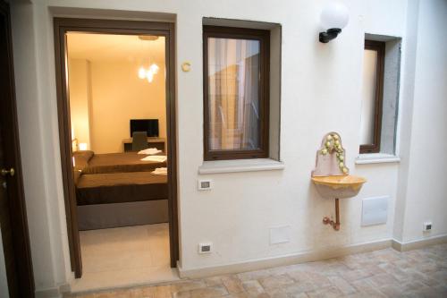 a hallway with a door leading to a bedroom at B&B Il Volo in Giardini Naxos