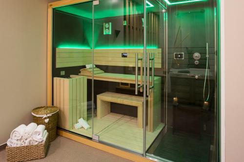 una ducha de cristal con lavabo en una habitación en Logis L'Auberge de Larressingle, en Larressingle