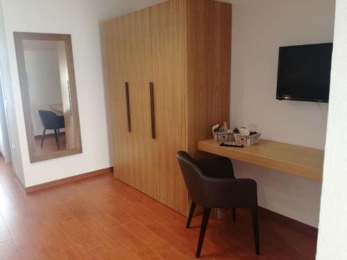 a room with a desk with a chair and a mirror at B&B Il Prugnolo in Castel di Sangro