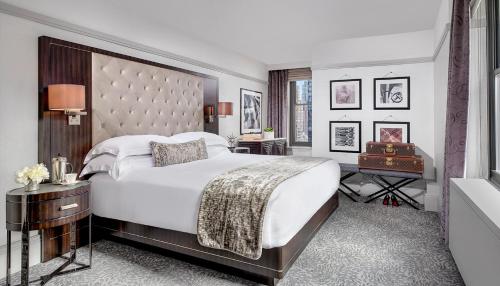 une chambre avec un grand lit avec une grande tête de lit dans l'établissement WestHouse Hotel New York, à New York