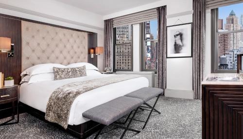 sypialnia z dużym łóżkiem i dużym oknem w obiekcie WestHouse Hotel New York w Nowym Jorku