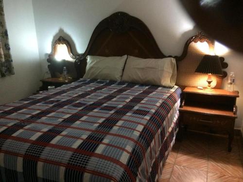 1 dormitorio con 1 cama grande y 2 mesitas de noche en Hotel México en Morelia