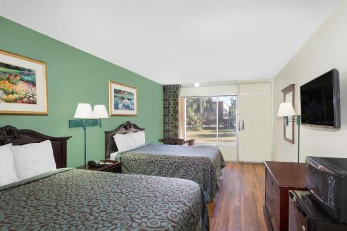 מיטה או מיטות בחדר ב-Travelodge by Wyndham Fort Myers North
