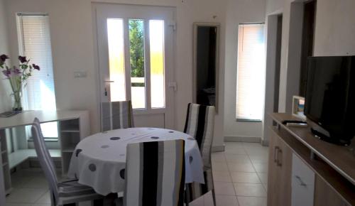 Televízia a/alebo spoločenská miestnosť v ubytovaní Apartment Kamelia