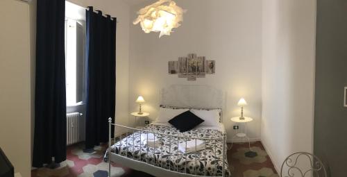 ローマにあるMiRhome Guest Houseのベッドルーム1室(ベッド1台、シャンデリア付)