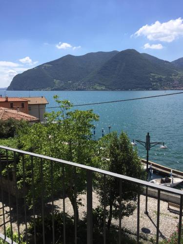 Gallery image of Appartamento Terrazza sul Porto in Monte Isola