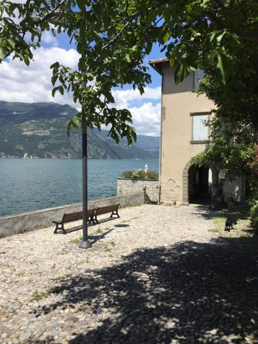 Gallery image of Appartamento Terrazza sul Porto in Monte Isola