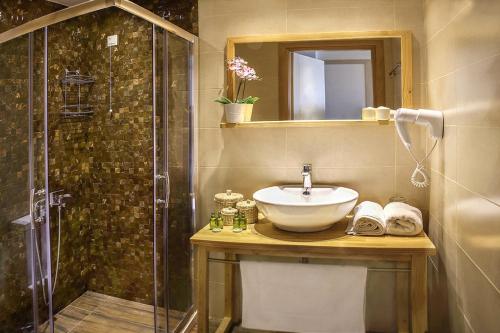 Ett badrum på Arktos Hotel