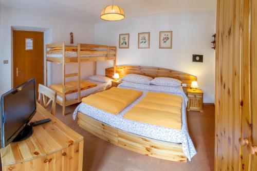 מיטה או מיטות קומותיים בחדר ב-Albergo Cavallino