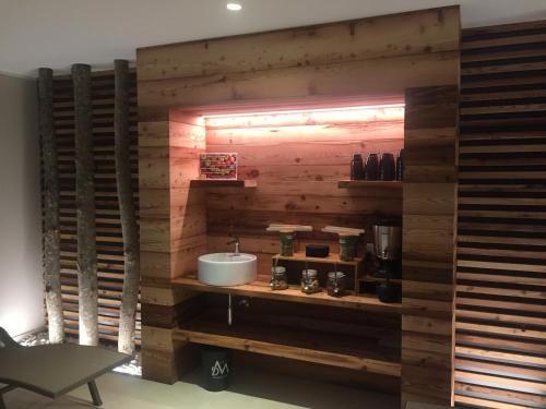 Utensilios para hacer té y café en Dolomeet Boutique Hotel