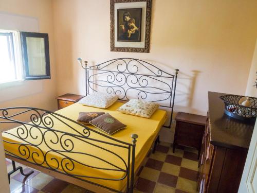 una camera con un letto nero e giallo di Villa delle Agavi Gallipoli a Sannicola