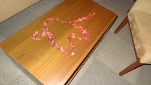 a heart made out of food on a wooden table at Hotel Halwachy in As Sulaymānīyah