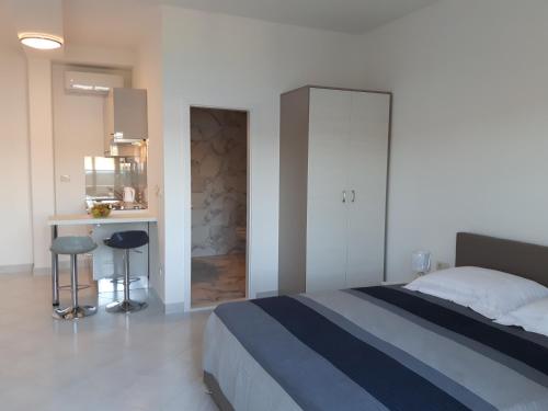 um quarto com uma cama, uma mesa e um balcão em Apartments Nika em Trogir