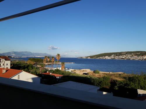 uma vista para a água a partir da varanda de uma casa em Apartments Nika em Trogir