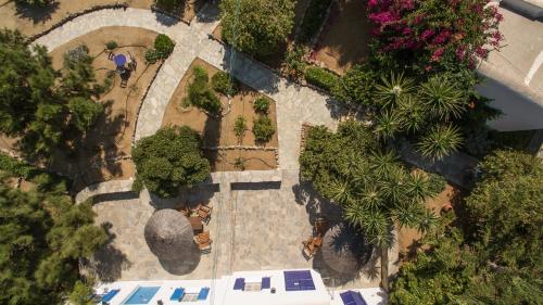 Κήπος έξω από το Sunrock Suites