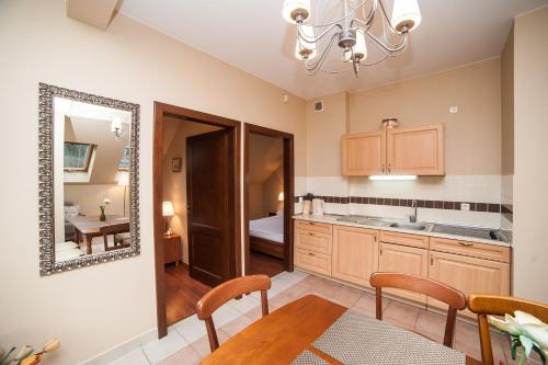 Kuchyňa alebo kuchynka v ubytovaní Apartamenty Dom na Wzgórzu Gardenia