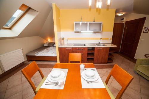 Apartamenty Dom na Wzgórzu Gardeniaにあるキッチンまたは簡易キッチン