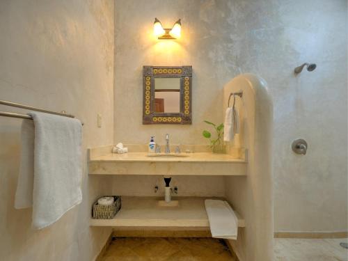a bathroom with a sink and a mirror at Hotel Luz en Yucatan in Mérida
