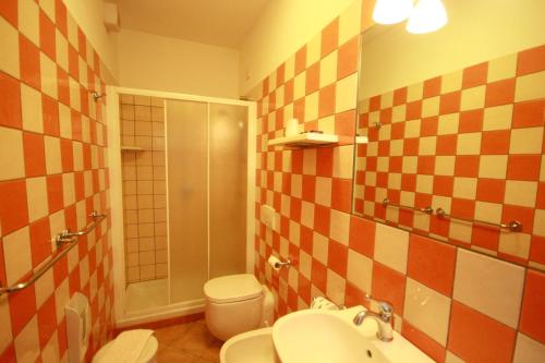 e bagno con doccia, servizi igienici e lavandino. di Albergo Belvedere a Borghetto di Vara