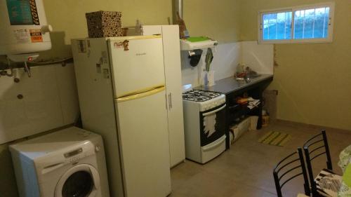 uma cozinha com um frigorífico, um fogão e uma máquina de lavar roupa em Casa Las Moras em La Rioja