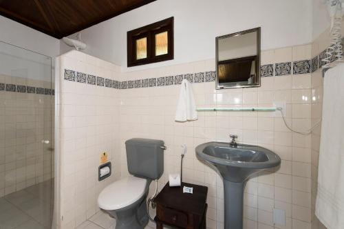 a bathroom with a toilet and a sink at Pousada Natureza in Morro de São Paulo